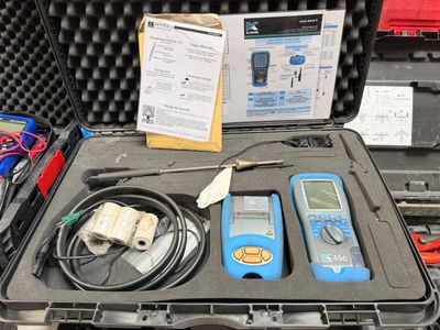 une mallette contenant tout un tas d'appareils électroniques