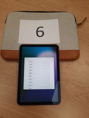 une tablette sur laquelle figure un chiffre à l'écran, à côté d'une case