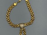 un collier à chaîne en or avec deux breloques et un maillon