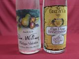 deux bouteilles de vin posées l'une à côté de l'autre sur une table