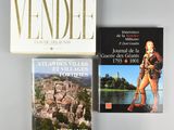 deux livres sont posés l'un à côté de l'autre sur une table