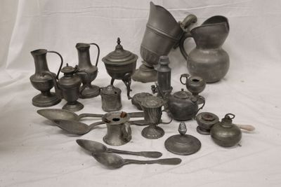 beaucoup d'objets en argent posés sur une table blanche