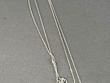 collier plaqué argent orné d'un cœur et de deux breloques sur une chaîne