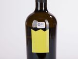 une bouteille de vin avec une étiquette jaune