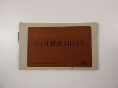un gros plan sur une étiquette apposée sur la porte d'un réfrigérateur sur laquelle on peut lire « Courselles »