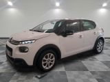 la citrole blanche est garée dans le garage sur un sol en damier