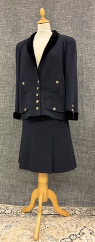 CHANEL Boutique Paris – Tailleur jupe en laine noir, boutons doré...