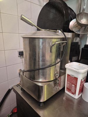 une grande casserole posée sur une table dans une cuisine