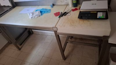 une table sur laquelle se trouvent un ordinateur portable et une imprimante
