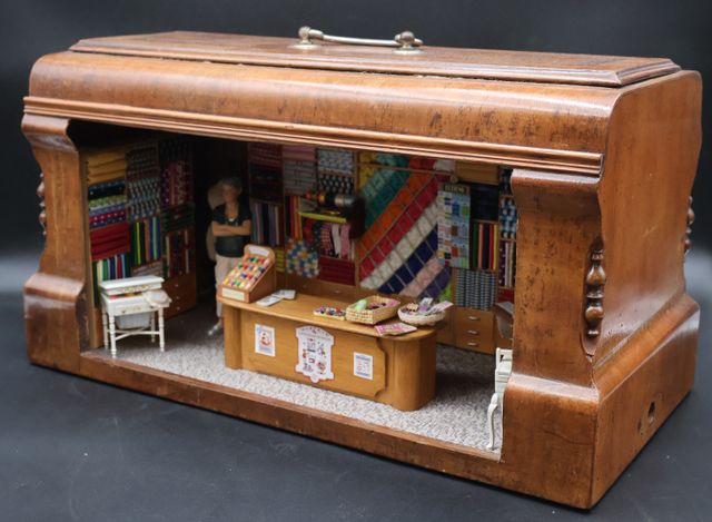 Diorama à l’intérieur d’une cloche en bois de machine à coudre. «...