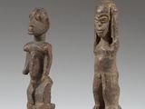 une paire de figurines en bois sculpté représentant une femme et un homme