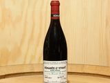 une bouteille de vin posée sur un tonneau