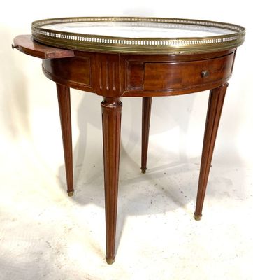 une image représentant une petite table sur laquelle est posé un miroir