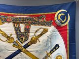 un drapeau sur lequel figurent deux épées et un bouclier