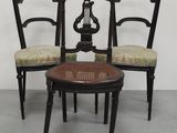 trois chaises à assise en bois et une chaise à dossier en rotin