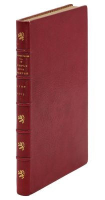 un livre rouge aux tranches dorées et à la couverture plaquée or