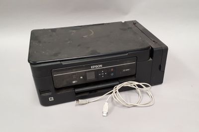 une image représentant une imprimante à laquelle un câble est raccordé