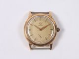une montre-bracelet en or avec des chiffres romains