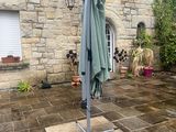 un parapluie posé sur un support à l'extérieur d'une maison