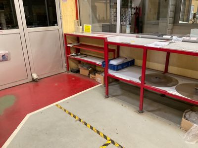une photo d'une pièce où il y a beaucoup de travaux en cours