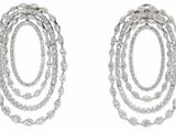 deux rangées de perles de verre transparent sont disposées sur une surface blanche