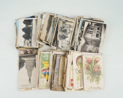 une pile de vieux livres illustrés