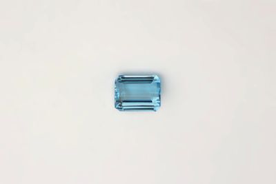 une pierre de topaze bleu aqua sur un fond blanc