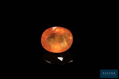 un saphir orange sur un fond noir
