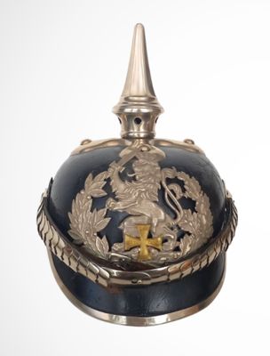 un casque argenté et noir orné d'un lion doré