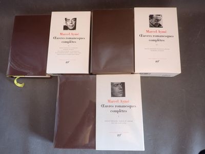 trois livres sont posés sur une table les uns à côté des autres