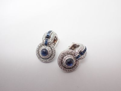 Paire de clips d'oreilles en or gris, diamants, pierres calibrées et s - Photo 1