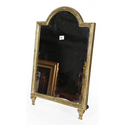 un miroir avec un cadre en or