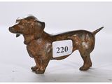 une figurine de chien en bronze sur laquelle figure le chiffre vingt