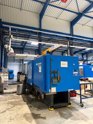 une machine bleue qui se trouve dans un bâtiment