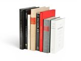 un tas de livres empilés les uns sur les autres sur une surface blanche