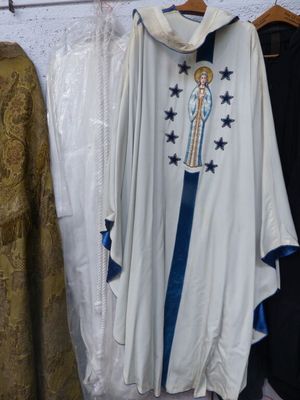 une robe blanche ornée d'une étoile bleue