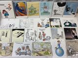 un lot de cartes posées sur une table