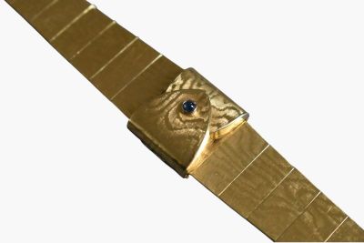 une cravate dorée sur laquelle est représenté un œil bleu