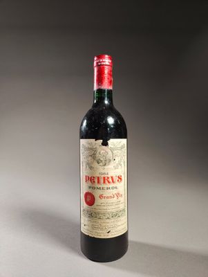 une bouteille de vin rouge posée sur une table