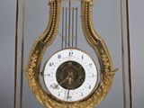 une horloge dans une vitrine posée sur une table