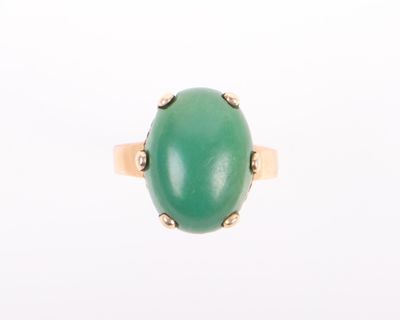 une image représentant une bague en jade vert sur fond blanc