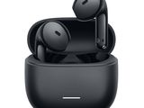 une photo d'une paire d'AirPods noirs posés sur un socle