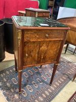 TABLE de CHEVET en acajou et bois de placage à décor marquet…