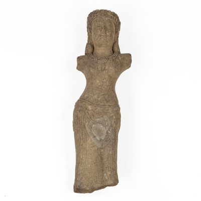 une statue en pierre représentant une femme, les mains sur la tête