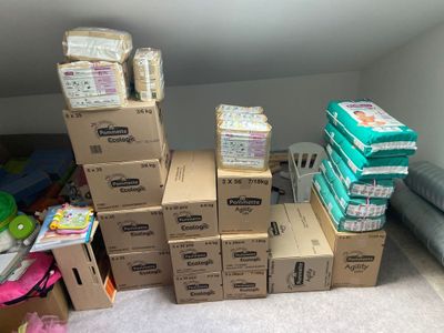 des cartons de couches empilés les uns sur les autres dans une pièce