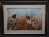 tableau représentant deux chiens dans un champ, avec un oiseau qui vole au-dessus d'eux