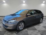 la voiture grise est garée dans le garage sur le sol en damier