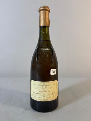 une bouteille de vin posée sur une table