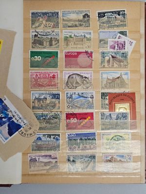 la photo d'un livre avec des timbres