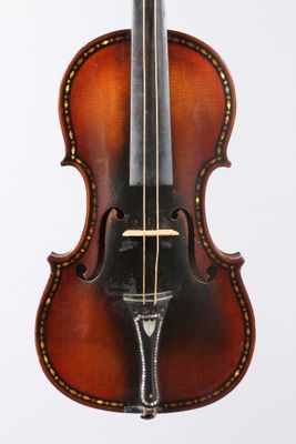 un vieux violon dont l'archet pend au niveau du manche